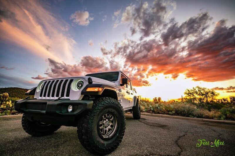 Load image into Gallery viewer, Oracle Oculus Bi-LED Projector Headlights for Jeep JL/Gladiator JT Satin Silver 5500K