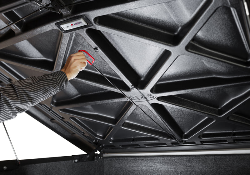 Load image into Gallery viewer, UnderCover 14-18 Chevy Silverado 1500 (19 Legacy) 6.5 ft Elite Bed Cover - Black Textured