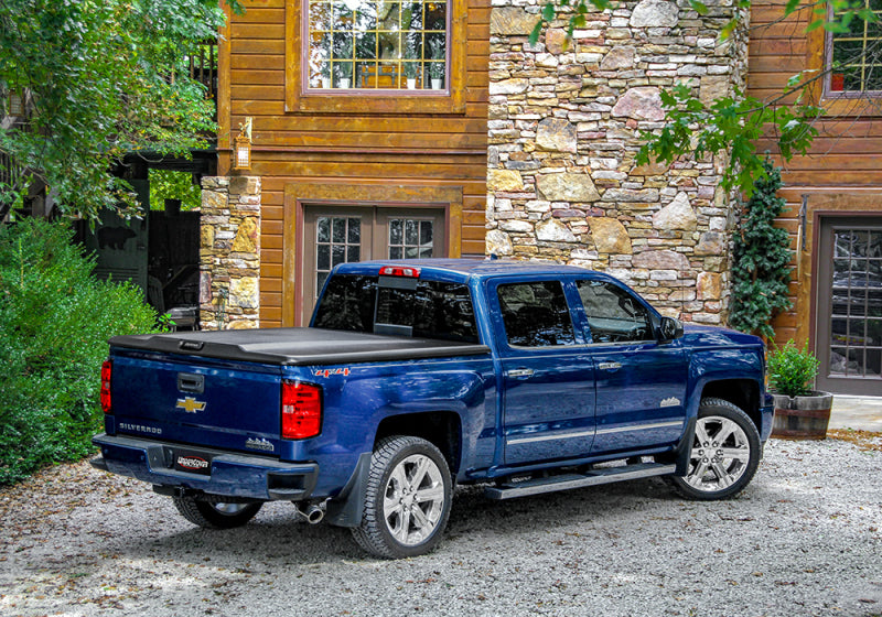 Load image into Gallery viewer, UnderCover 14-18 Chevy Silverado 1500 (19 Legacy) 6.5 ft Elite Bed Cover - Black Textured