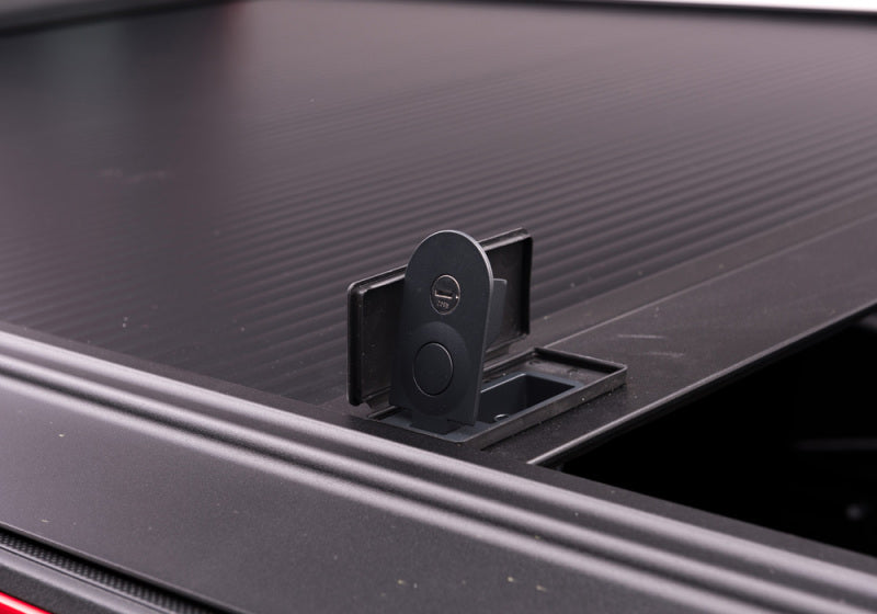 Load image into Gallery viewer, Retrax 07-up Tundra CrewMax 5.5ft Bed w/ Deck Rail Sys RetraxONE MX