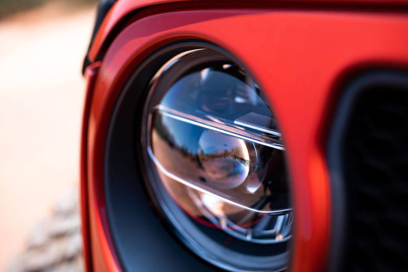 Load image into Gallery viewer, DV8 Offroad 2018+ Jeep Wrangler JL/Gladiator LED Projector Headlights