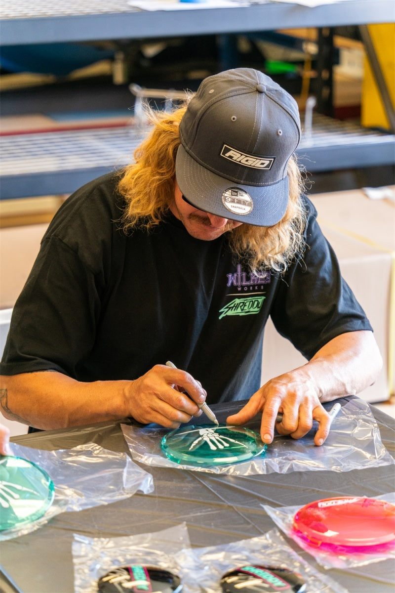 Load image into Gallery viewer, Rigid Industries x SHREDDY 360-Series 6in Lights w/Wt Bcklght (2) + 6 Covers (2 Pink/2 Teal/2 Blk)