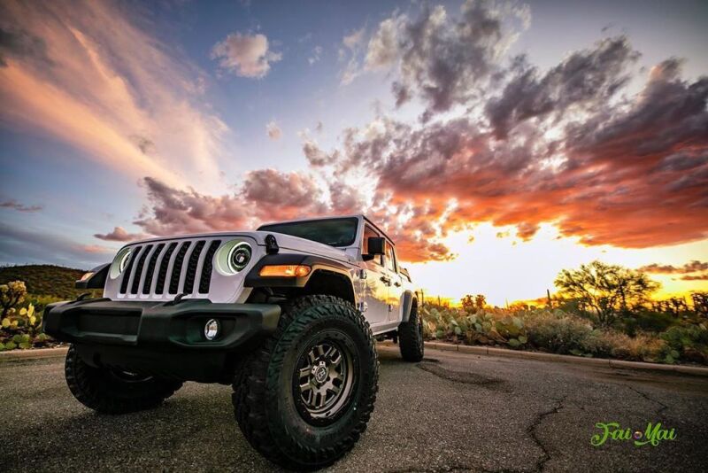 Load image into Gallery viewer, Oracle Oculus BiLED Projector Headlights for Jeep JL/Gladiator JT  Satin Silver 5500K SEE WARRANTY
