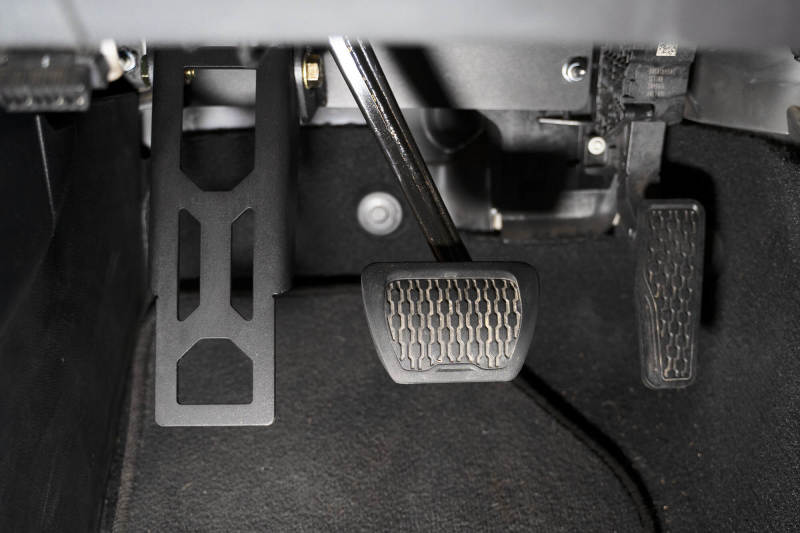 Load image into Gallery viewer, DV8 Offroad 18-20 Jeep Wrangler JL Adjustable Dead Pedal
