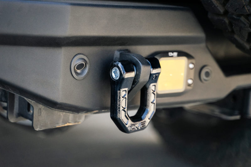 Load image into Gallery viewer, DV8 Offroad Elite Series D-Ring Shackles - Pair (Black)
