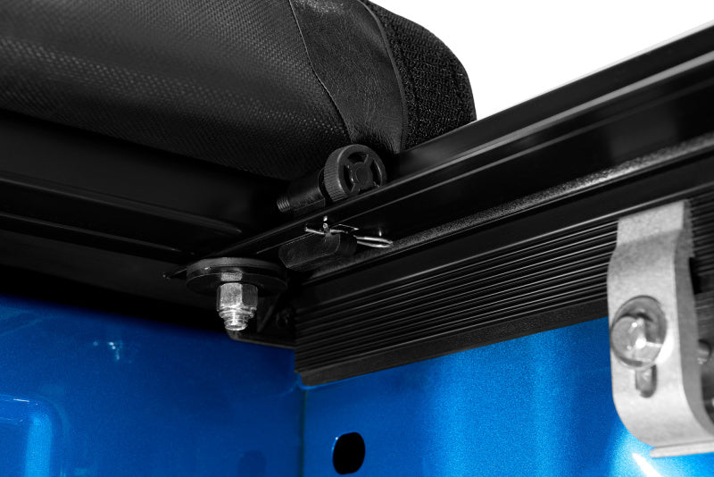 Load image into Gallery viewer, Lund 15-17 Chevy Colorado (6ft. Bed) Genesis Roll Up Tonneau Cover - Black
