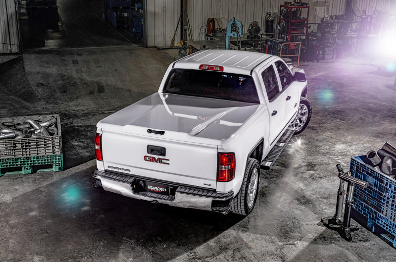 Load image into Gallery viewer, UnderCover 14-15 GMC Sierra 1500 5.8ft Elite LX Bed Cover - Sonoma Jewel Red
