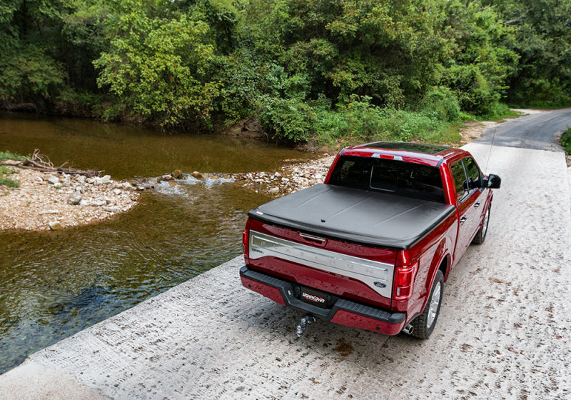 Load image into Gallery viewer, UnderCover 07-13 Chevy Silverado 1500 / 07-14 2500/3500 HD 6.5ft SE Bed Cover - Black Textured
