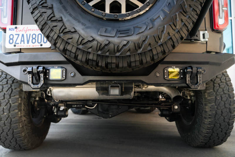 Load image into Gallery viewer, DV8 Offroad Elite Series D-Ring Shackles - Pair (Black)
