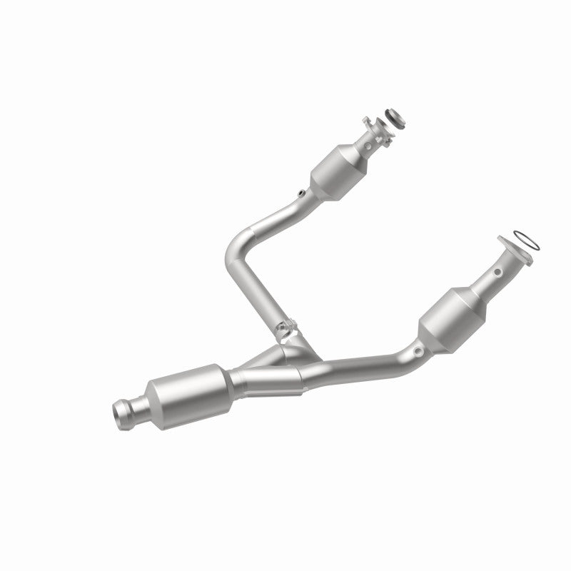 Load image into Gallery viewer, Magnaflow 14-15 Chevrolet Silverado 1500 Underbody 4.3L / 5.3L Direct-Fit Catalytic Converter
