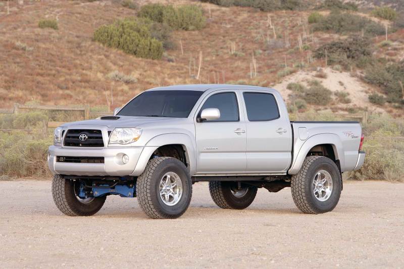 Load image into Gallery viewer, Fabtech 05-14 Toyota Tacoma 4WD/2WD 6 Lug Models 6in Perf Sys w/Dlss 2.5 C/Os &amp; Rr Dlss
