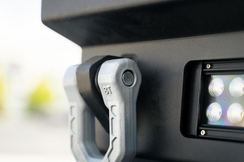 Load image into Gallery viewer, DV8 Offroad Elite Series D-Ring Shackles - Pair (Gray)
