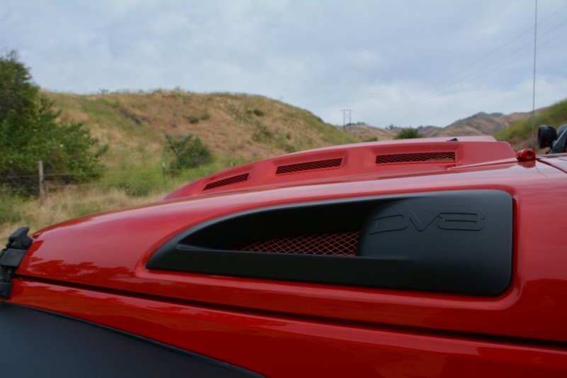 Load image into Gallery viewer, DV8 Offroad 07-18 Jeep Wrangler JK Metal Heat Dispersion Hood - Primer Black
