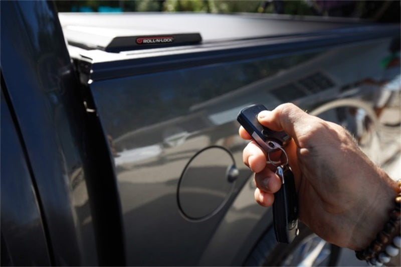 Load image into Gallery viewer, Roll-N-Lock 2019 Chevy Silverado 1500 68-3/8in E-Series Retractable Tonneau Cover
