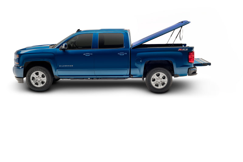 Load image into Gallery viewer, UnderCover 14-18 Chevy Silverado 1500 (19 Legacy) 5.8ft Lux Bed Cover - Summit White
