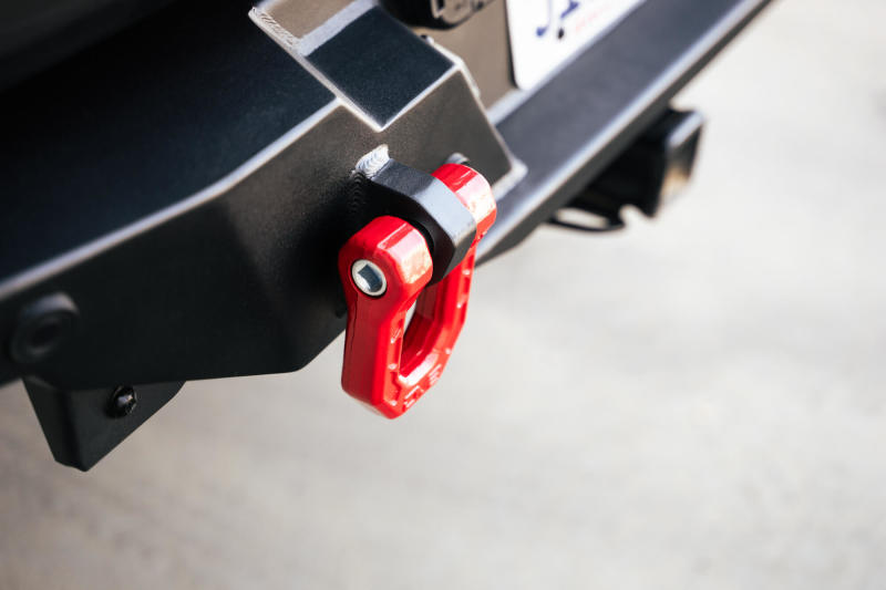 Load image into Gallery viewer, DV8 Offroad Elite Series D-Ring Shackles - Pair (Red)
