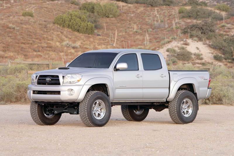 Load image into Gallery viewer, Fabtech 05-14 Toyota Tacoma 4WD/2WD 6 Lug Models 6in Perf Sys w/Dlss 2.5C/O Resi &amp; Rr Dlss
