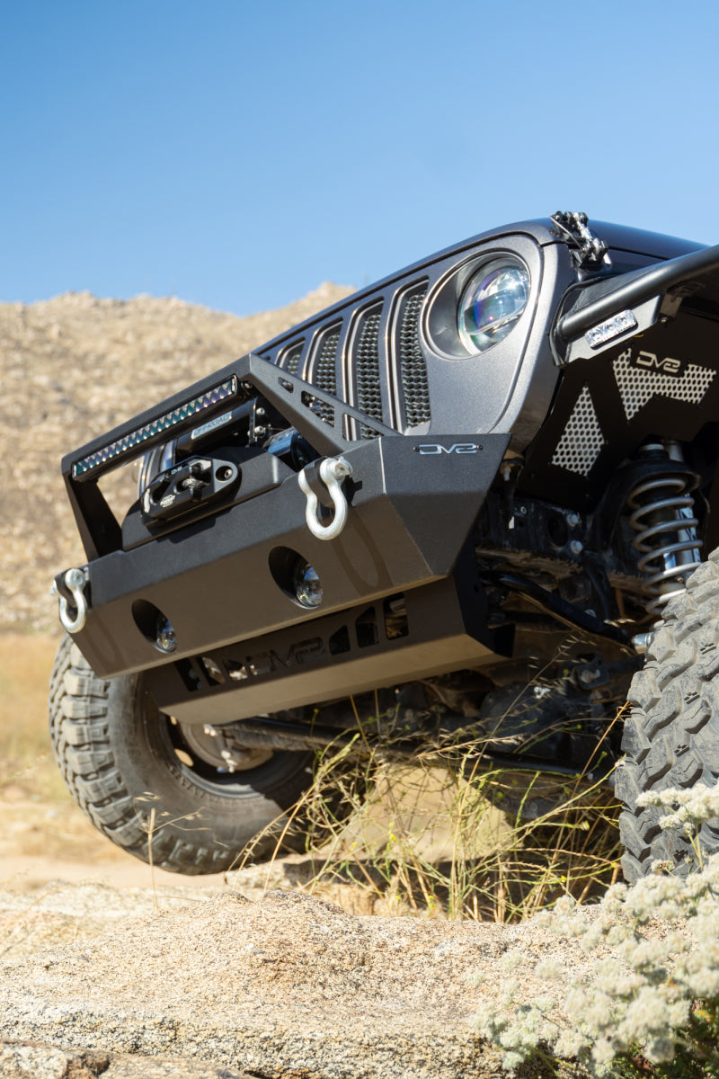 Load image into Gallery viewer, DV8 Offroad 18-23 Jeep Wrangler JL/JT Front Bumper Sway-Bar Disconnect Motor Skid Plate
