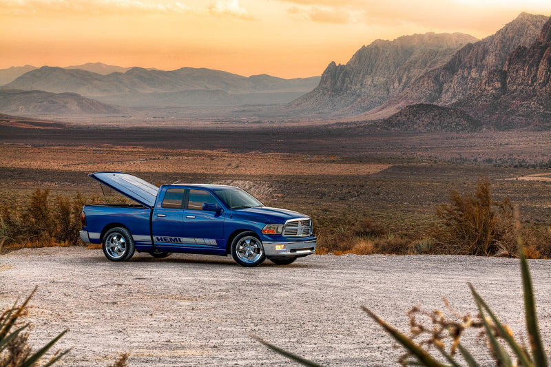 Load image into Gallery viewer, UnderCover 15-18 GMC Sierra 1500 (19 Limited) 5.8ft Lux Bed Cover - Deep Ocean Blue
