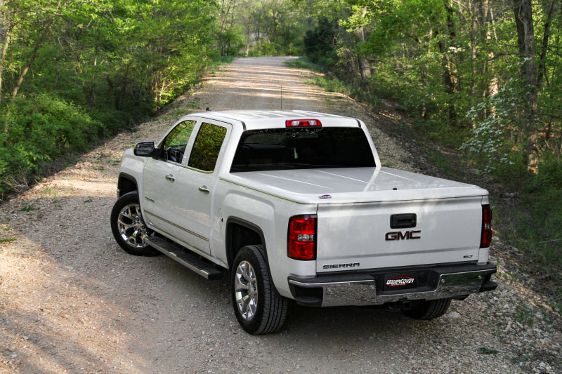 Load image into Gallery viewer, UnderCover 14-18 GMC Sierra (19 Limited) / 15-19 2500/3500 HD 6.5ft Bed Lux Bed Cover - Silver Ice
