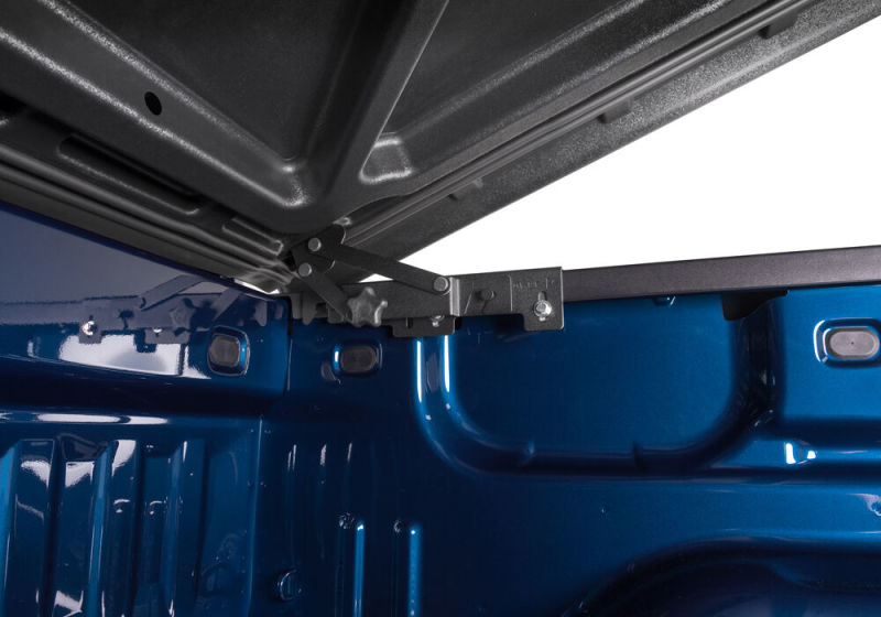 Load image into Gallery viewer, UnderCover 16-18 Chevy Silverado 1500 &amp; 16-19 2500/3500HD 5.8ft Bed Lux Bed Cover - Pull Me Over Red
