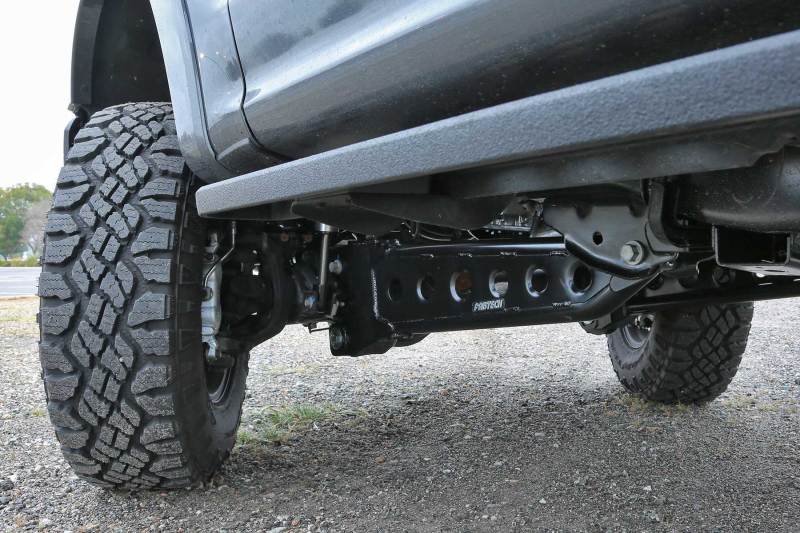 Load image into Gallery viewer, Fabtech 05-20 Ford F250/350 &amp; 08-20 Ford F450/550 4WD 4/6/8in Lift Radius Arm System
