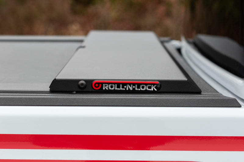 Load image into Gallery viewer, Roll-N-Lock 2020 Jeep Gladiator 5ft bed M-Series Retractable Tonneau Cover
