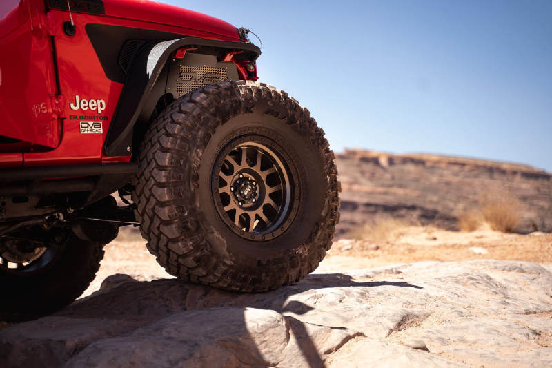Load image into Gallery viewer, DV8 Offroad 2018+ Jeep Wrangler JL Front Inner Fenders - Black
