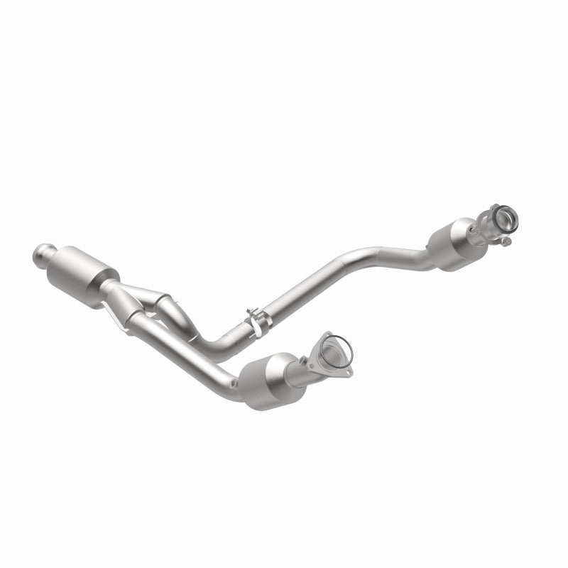 Load image into Gallery viewer, Magnaflow 14-15 Chevrolet Silverado 1500 Underbody 4.3L / 5.3L Direct-Fit Catalytic Converter
