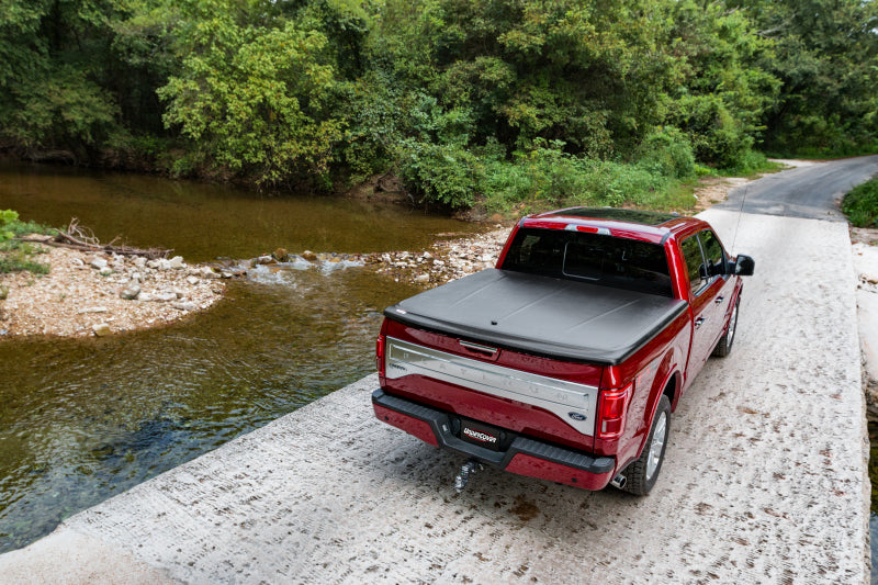 Load image into Gallery viewer, UnderCover 07-13 Chevy Silverado 1500 / 07-14 2500/3500 HD 6.5ft SE Bed Cover - Black Textured
