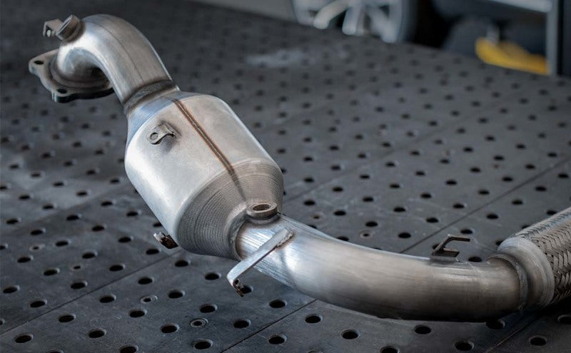 Load image into Gallery viewer, MagnaFlow Right Side Direct Fit Catalytic Converter 15-17 Chrysler 300 3.6L
