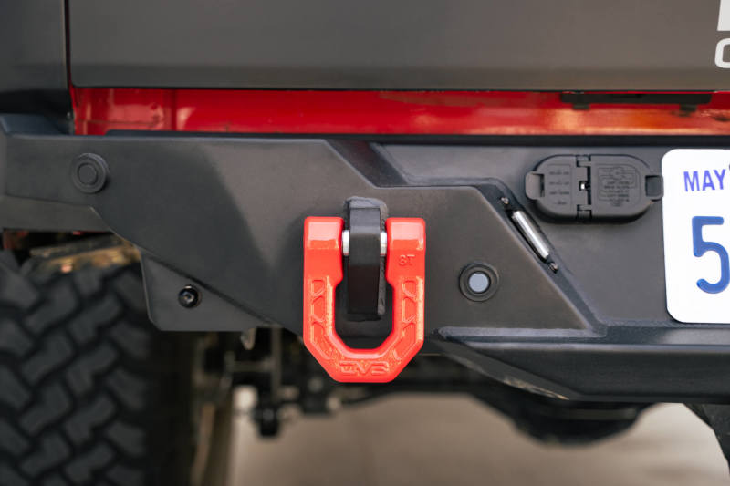 Load image into Gallery viewer, DV8 Offroad Elite Series D-Ring Shackles - Pair (Red)
