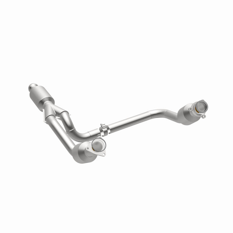 Load image into Gallery viewer, Magnaflow 14-15 Chevrolet Silverado 1500 Underbody 4.3L / 5.3L Direct-Fit Catalytic Converter
