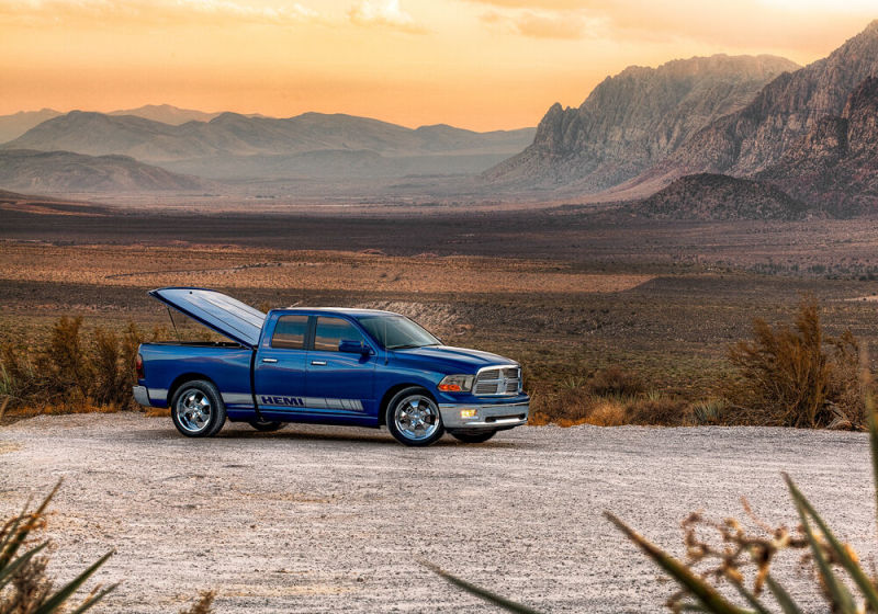 Load image into Gallery viewer, UnderCover 19-20 Ford Ranger 6ft Lux Bed Cover - Blue Lightning Effect
